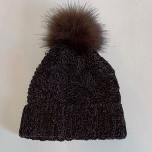 Elegant Black Knit Beanie with Pom-Pom
